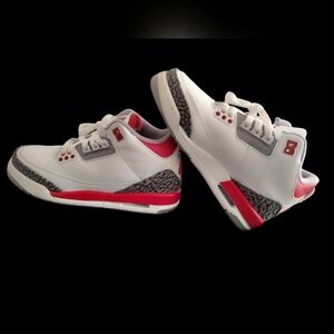 Nike White and Red Air Sneakers with Gray Pattern